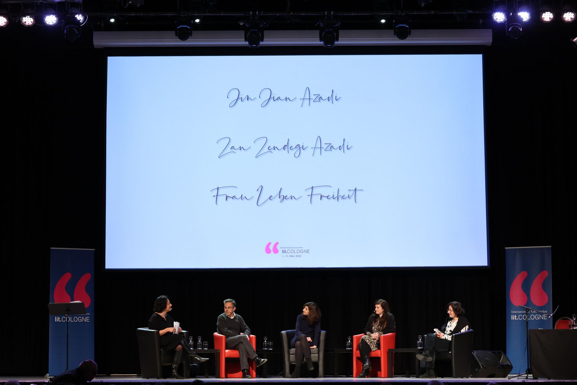 Auftaktveranstaltung der lit.Cologne mit Ferdos Forudastan (v.l.), Navid Kermani, Asal Dardan, Azadeh Zamirirad und Isabel Schayani
