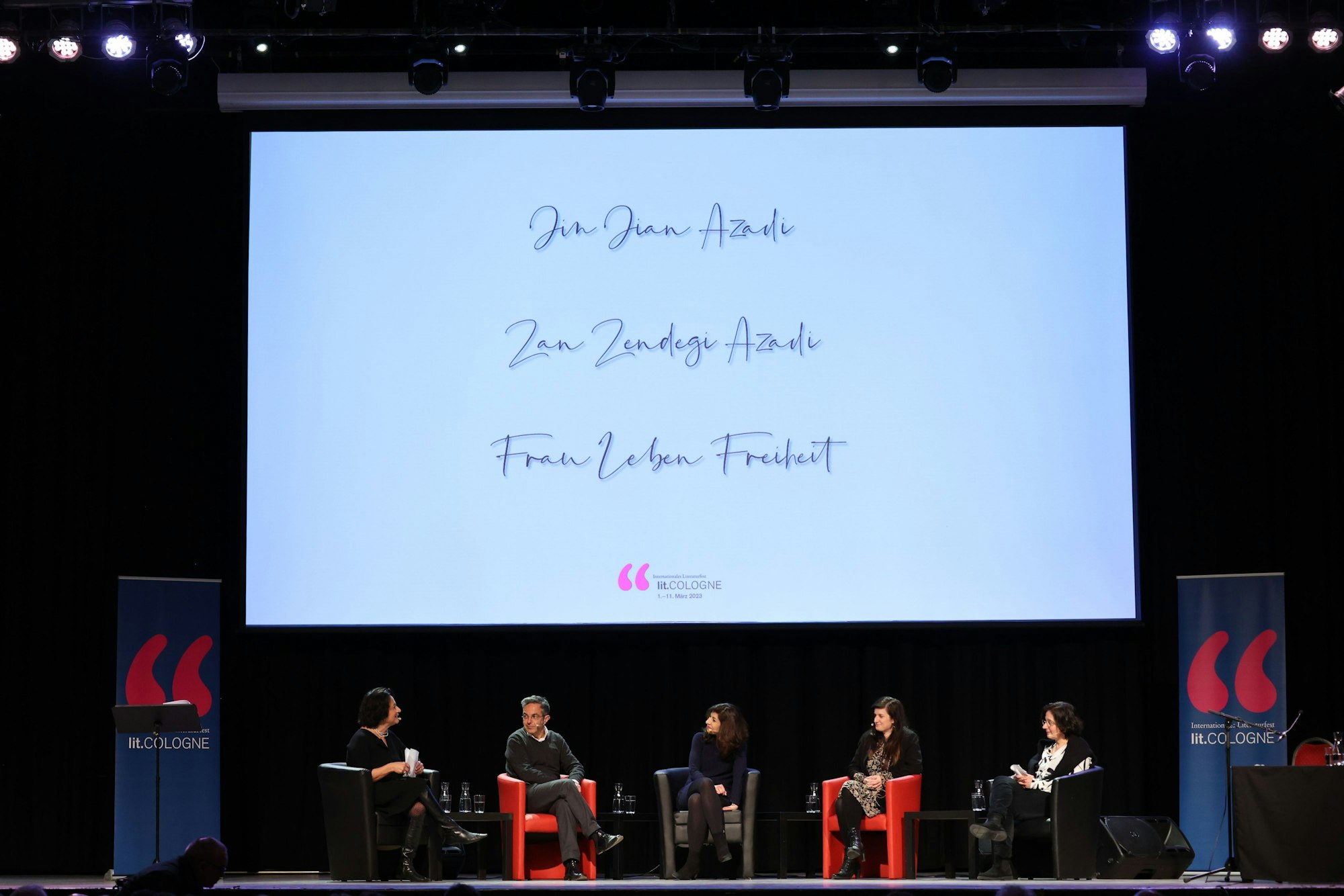 Auftaktveranstaltung der lit.Cologne mit Ferdos Forudastan (v.l.), Navid Kermani, Asal Dardan, Azadeh Zamirirad und Isabel Schayani