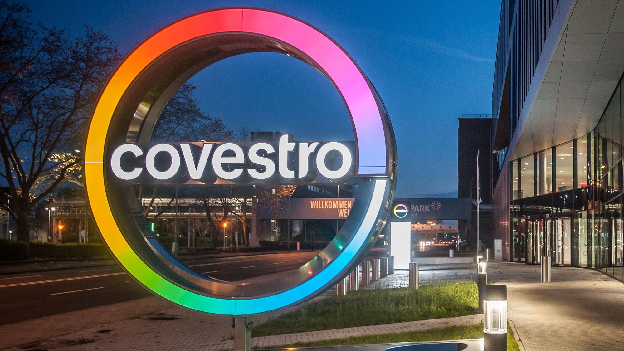 Logo vor der Covestro-Zentrale in Leverkusen.