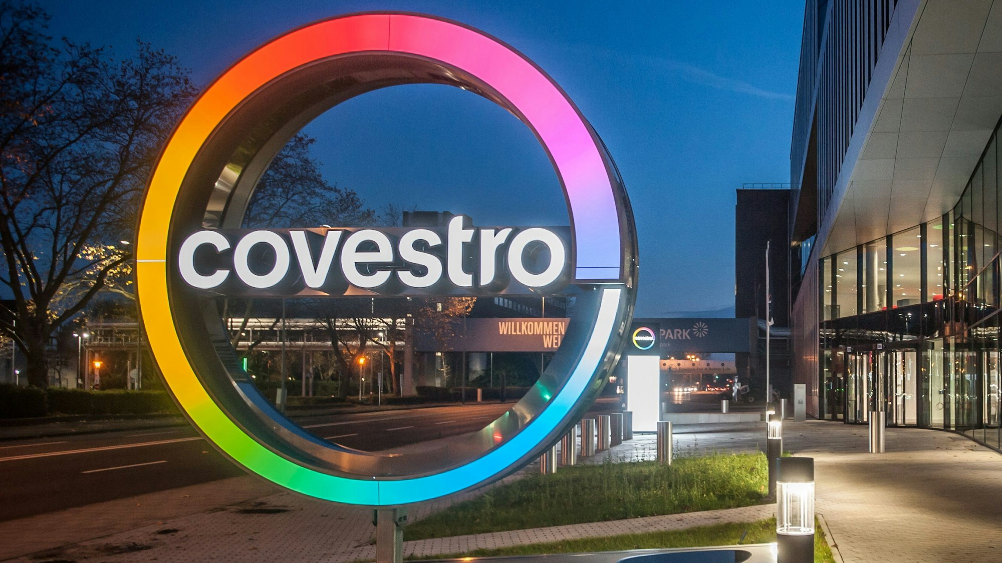 Logo vor der Covestro-Zentrale in Leverkusen.