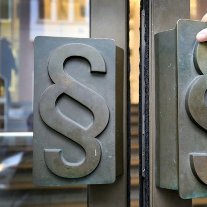 Türgriffe mit Paragrafen-Symbolen