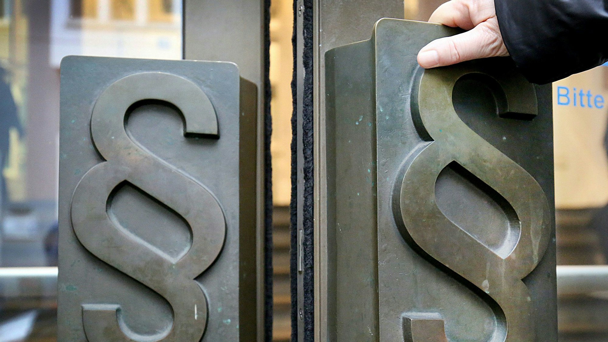 Ein ehemaliger Lehrer und Fußballtrainer aus Oberberg muss sich vor dem Bonner Landgericht für den mutmaßlichen Missbrauch von drei Schülern verantworten. Er soll ihr besonderes Vertrauen missbraucht haben, um sich an ihnen sexuell zu vergehen.