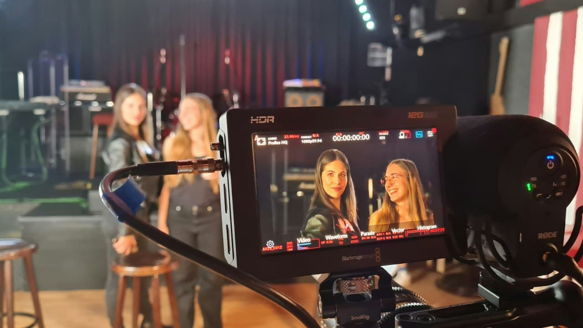 Blick auf das Display einer Filmkamera. Zu sehen sind die beiden Schauspielerinnen.