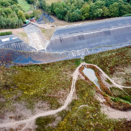 Im Damm der Steinbachtalsperre ist eine Scharte eingetrieben worden.