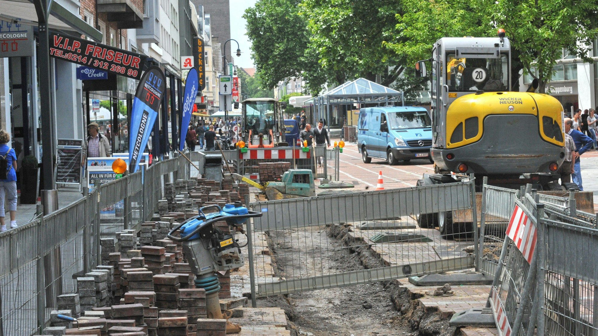 Am Wiesdorfer Platz in Leverkusen liegen Pflastersteine neben einem Bagger.