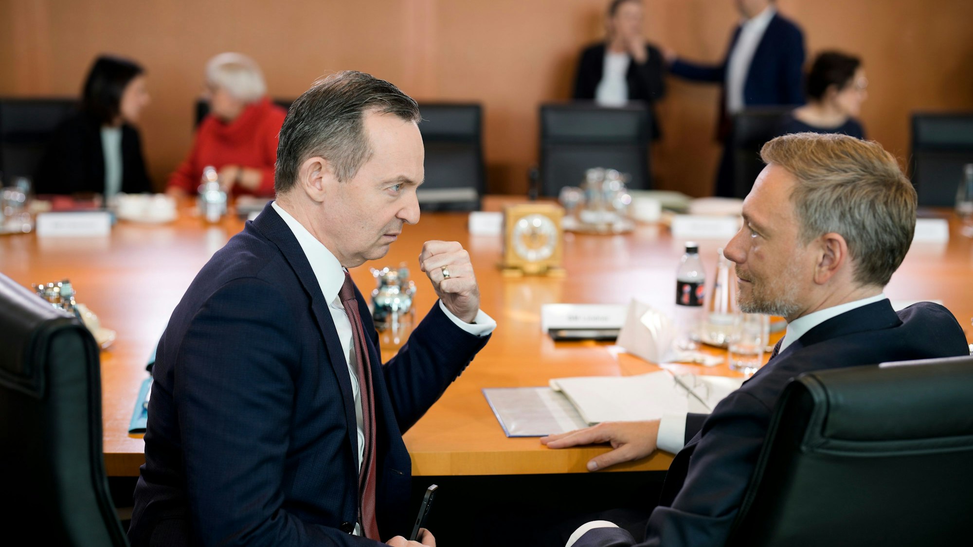 Bundesverkehrsminister Volker Wissing (l.) und Finanzminister Christian Lindner am Kabinettstisch