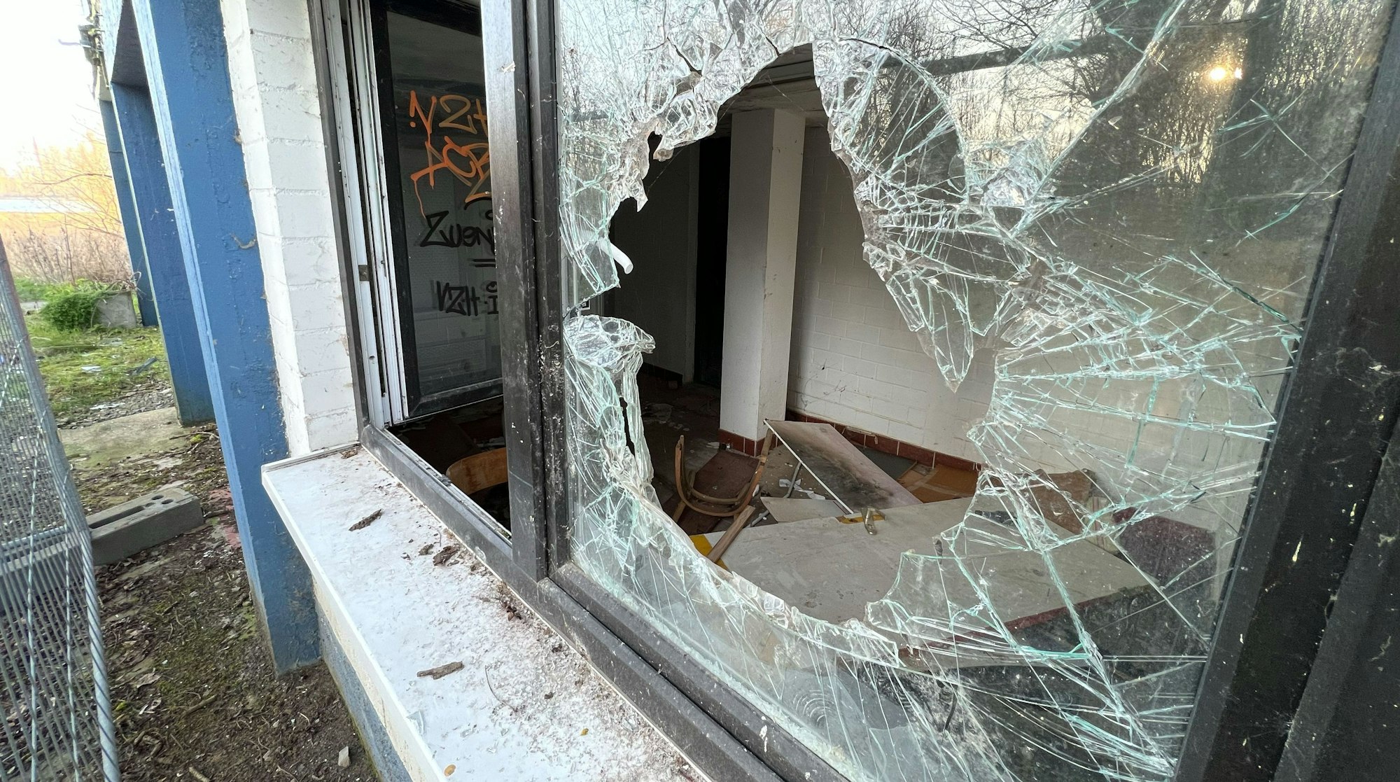 Eingeschlagene Scheiben am Lokal Strandbad Langel.