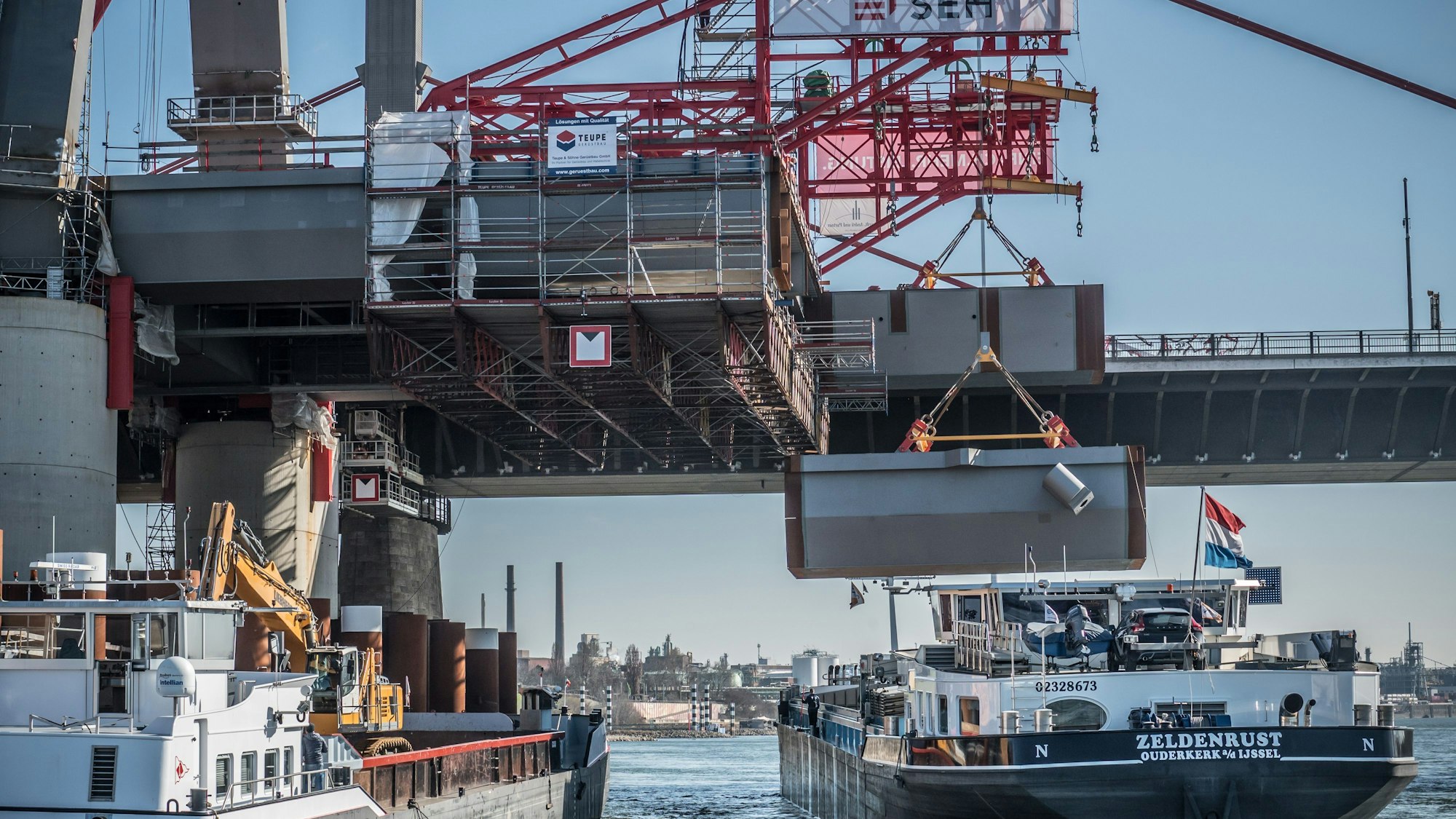 Freivorbau der Strombrücke: Stahlteile des Hohlkastens kommen mit dem Schiff und werden fest verschweißt.