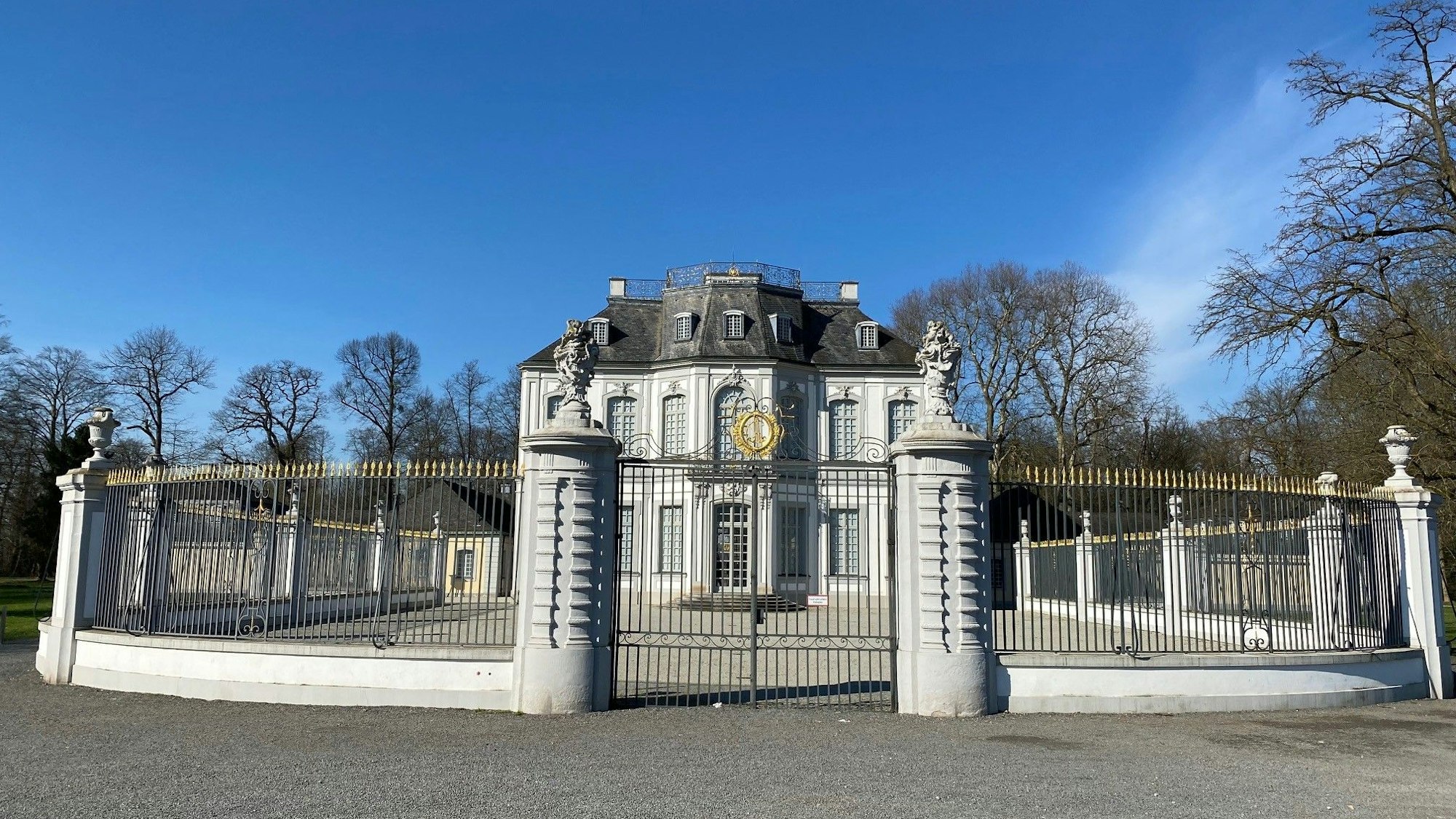 Das Foto zeigt das Schloss Falkenlust in Brühl.