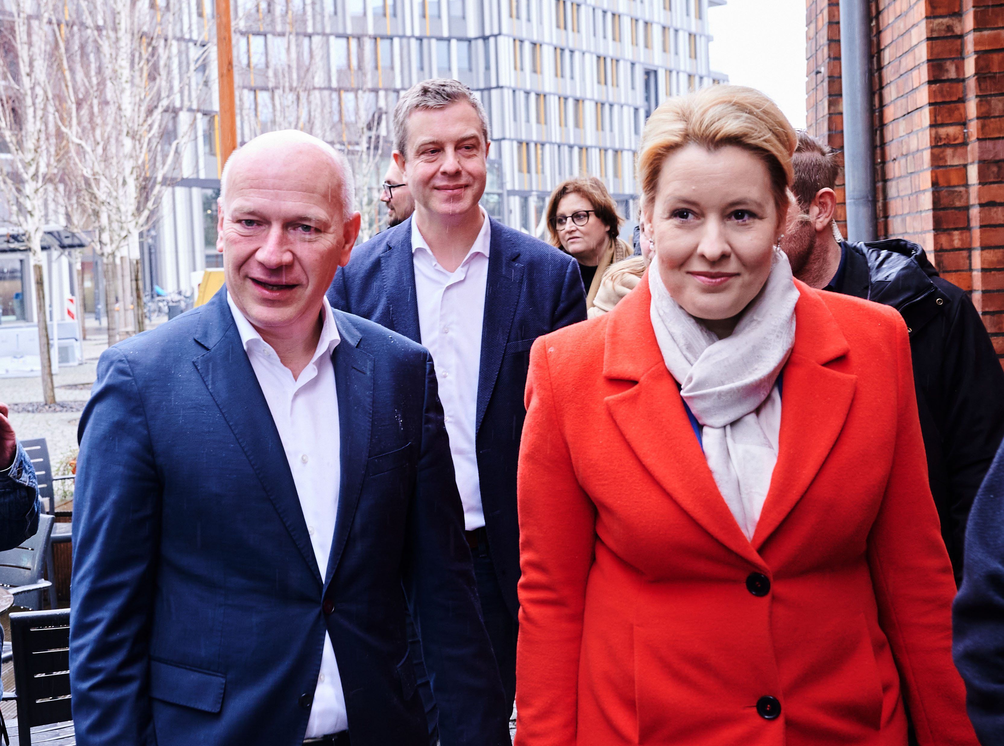 Kai Wegner (l, CDU), Spitzenkandidat und Landesvorsitzender seiner Partei, und Franziska Giffey (r, SPD), Regierende Bürgermeisterin von Berlin.