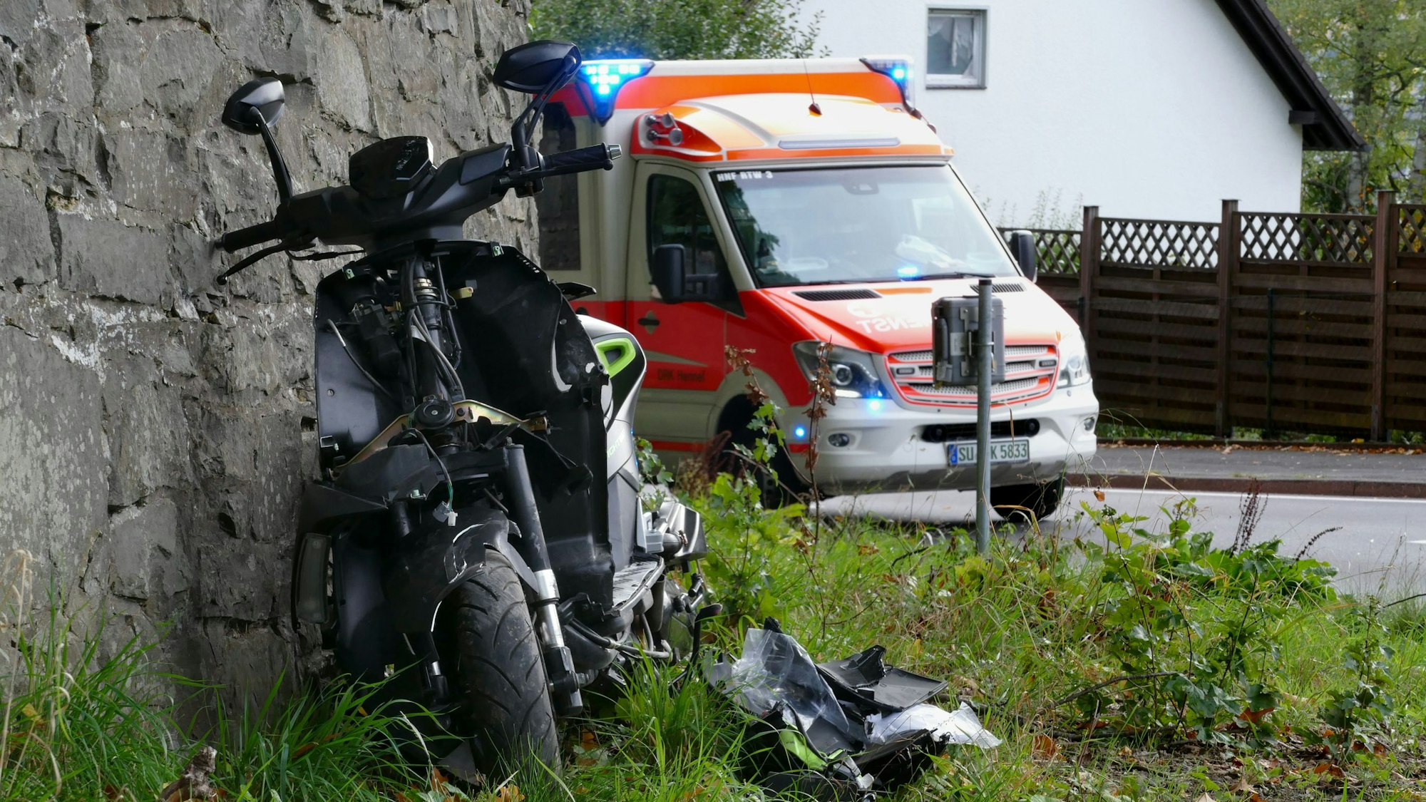 Ein Motorrad nach einem Unfall.