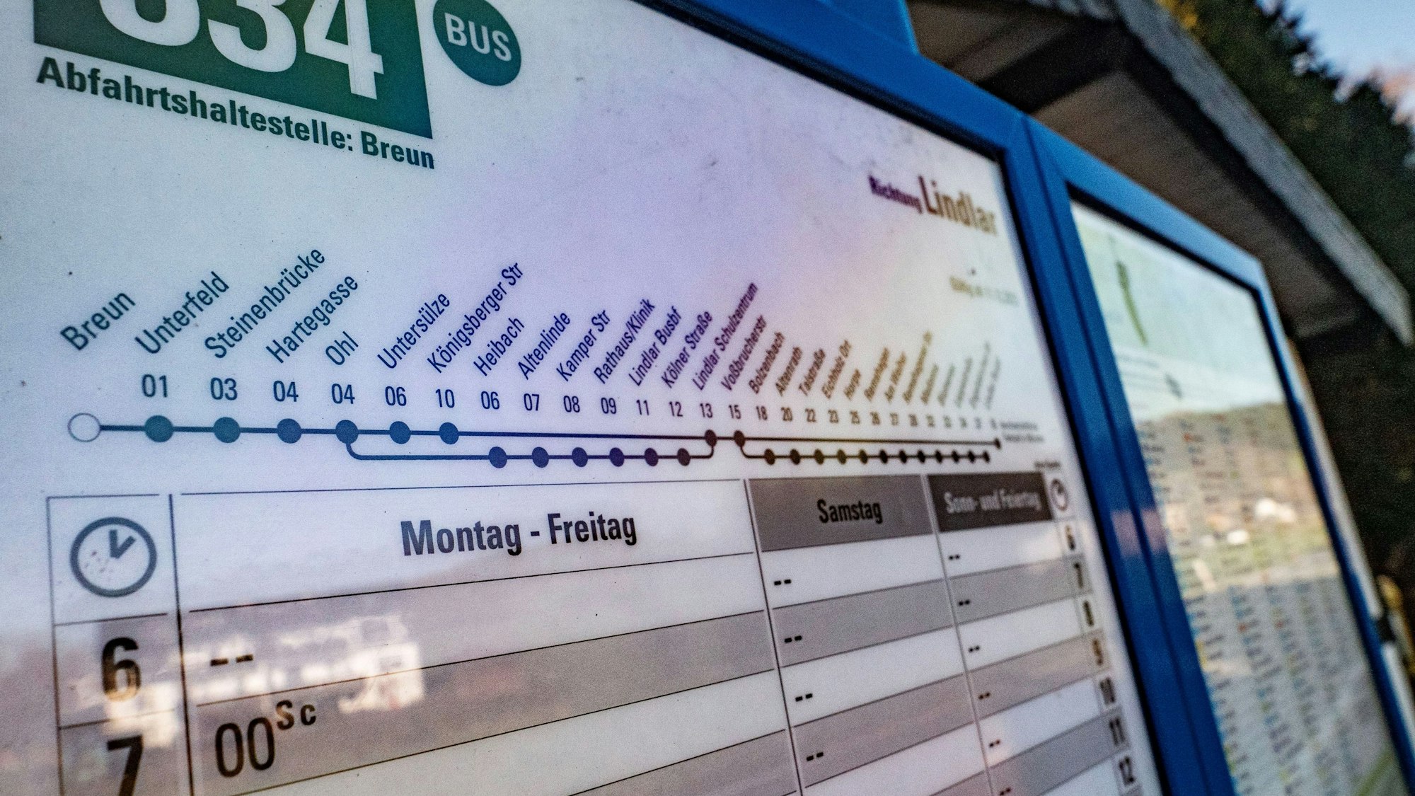 Linienplan an der Haltestelle Lindlar-Breun am Rande der L284 in Lindlar.