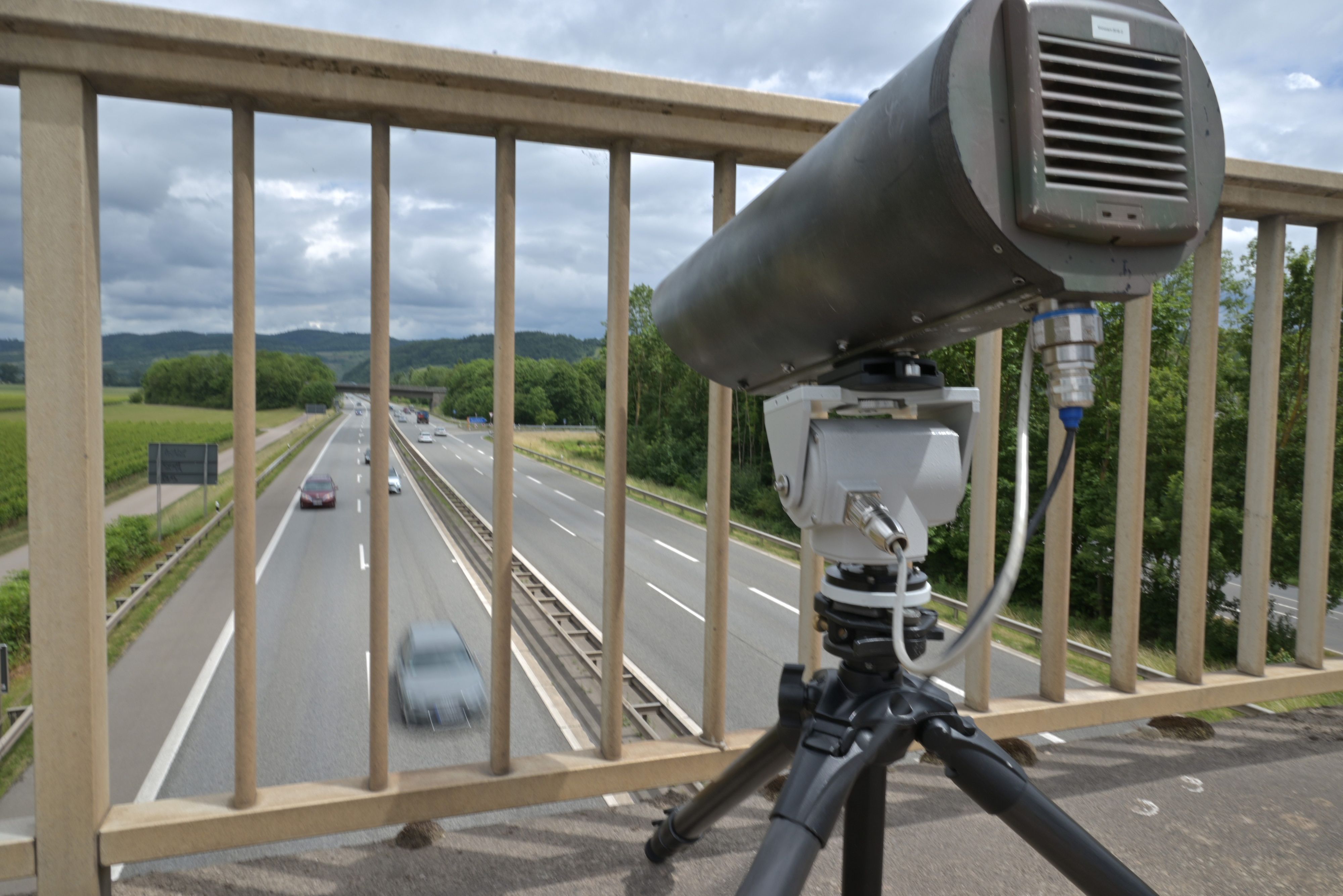 Eine Monocam zur Aufzeichnung von Handysündern am Steuer steht auf einer Brücke über der A602 bei Kenn