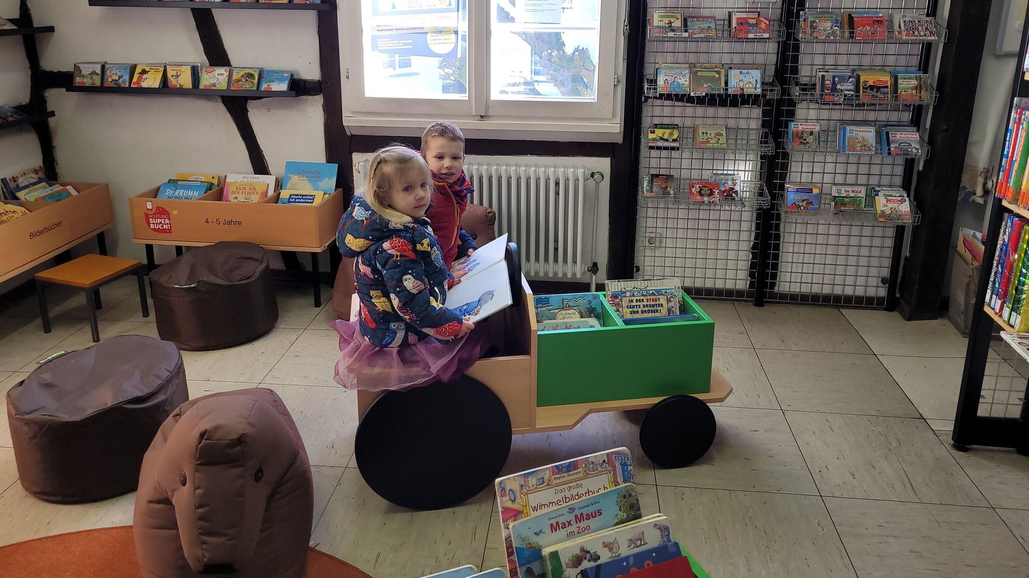 Blick in den Bilderbuchbereich der Kinderbücherei.