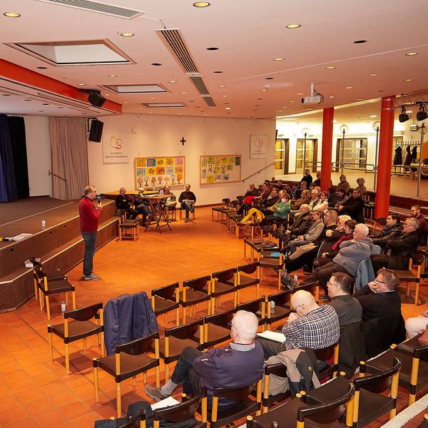 In der Aula des Clara-Fey-Gymnasiums stellte das Regionalteam Eifel seine Vorschläge vor. Rund 40 Zuhörer waren zu der Veranstaltung gekommen.