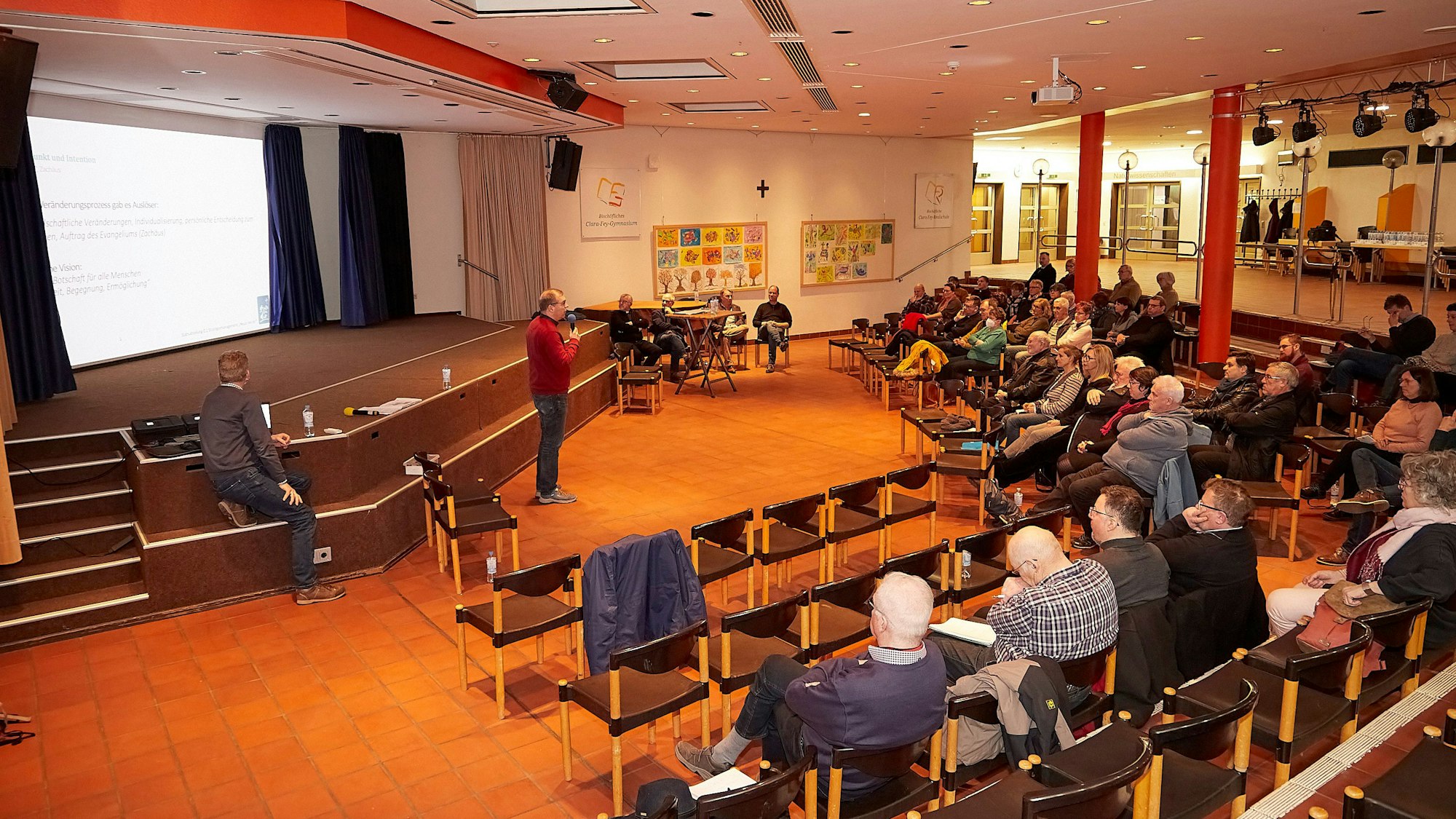 In der Aula des Clara-Fey-Gymnasiums stellte das Regionalteam Eifel seine Vorschläge vor. Rund 40 Zuhörer waren zu der Veranstaltung gekommen.