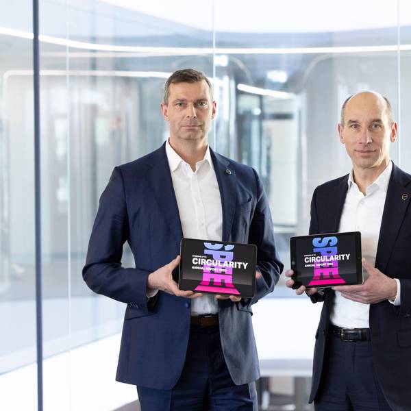 Die Covestro-Vorstände Markus Steilemann (links) und Thomas Töpfer mit dem digitalen Geschäftsbericht für das Jahr 2022