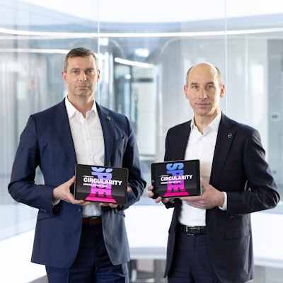 Die Covestro-Vorstände Markus Steilemann (links) und Thomas Töpfer mit dem digitalen Geschäftsbericht für das Jahr 2022