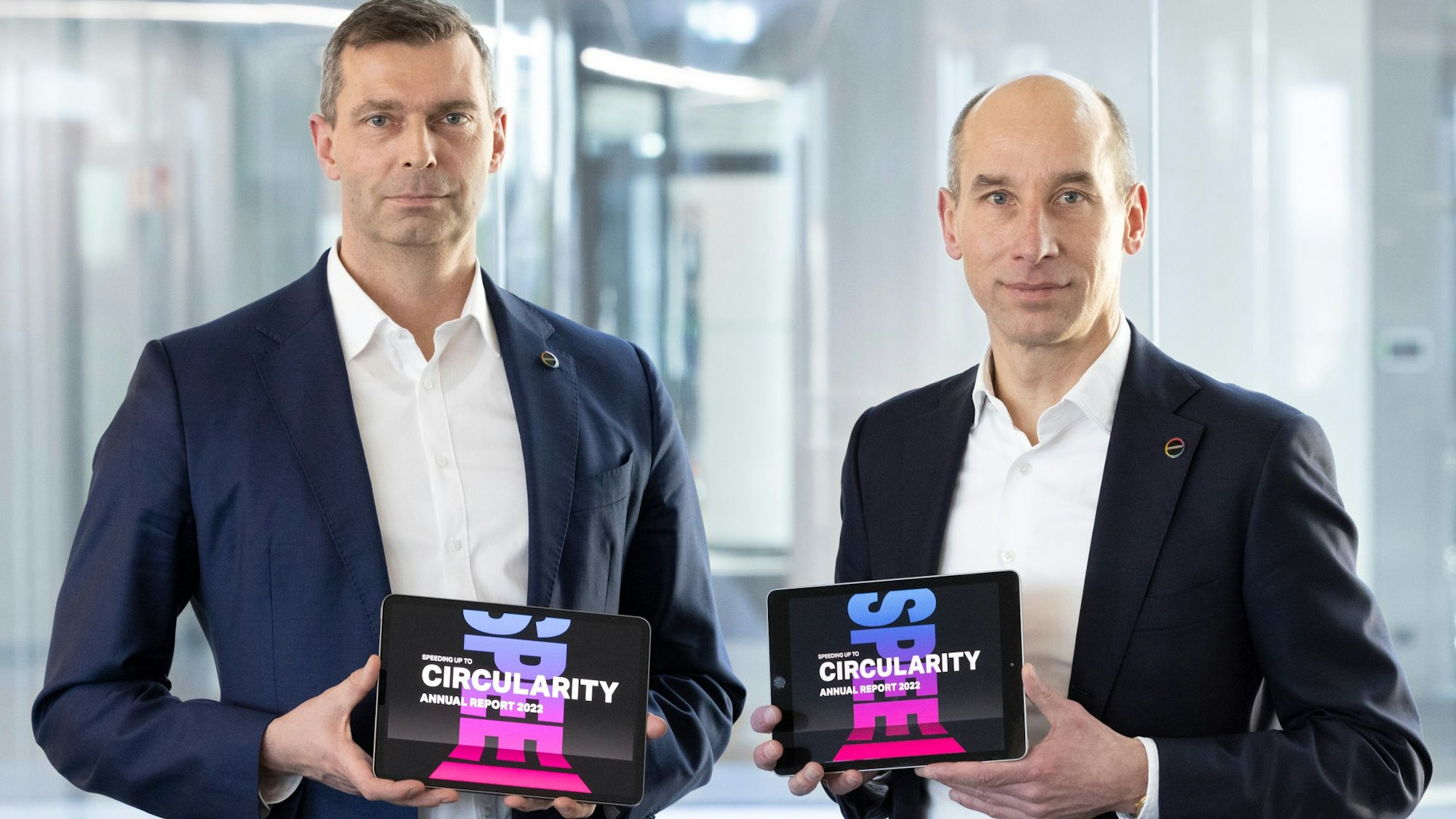Die Covestro-Vorstände Markus Steilemann (links) und Thomas Töpfer mit dem digitalen Geschäftsbericht für das Jahr 2022