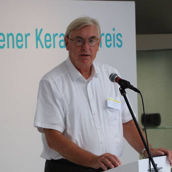Das Foto zeigt Prof. Dr. Jürgen Höser. Er ist Vorsitzender der Interessenvereinigung Frechener Unternehmen (IFU).