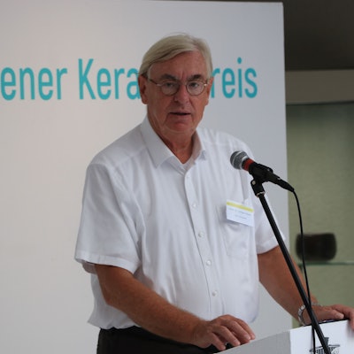Das Foto zeigt Prof. Dr. Jürgen Höser. Er ist Vorsitzender der Interessenvereinigung Frechener Unternehmen (IFU).