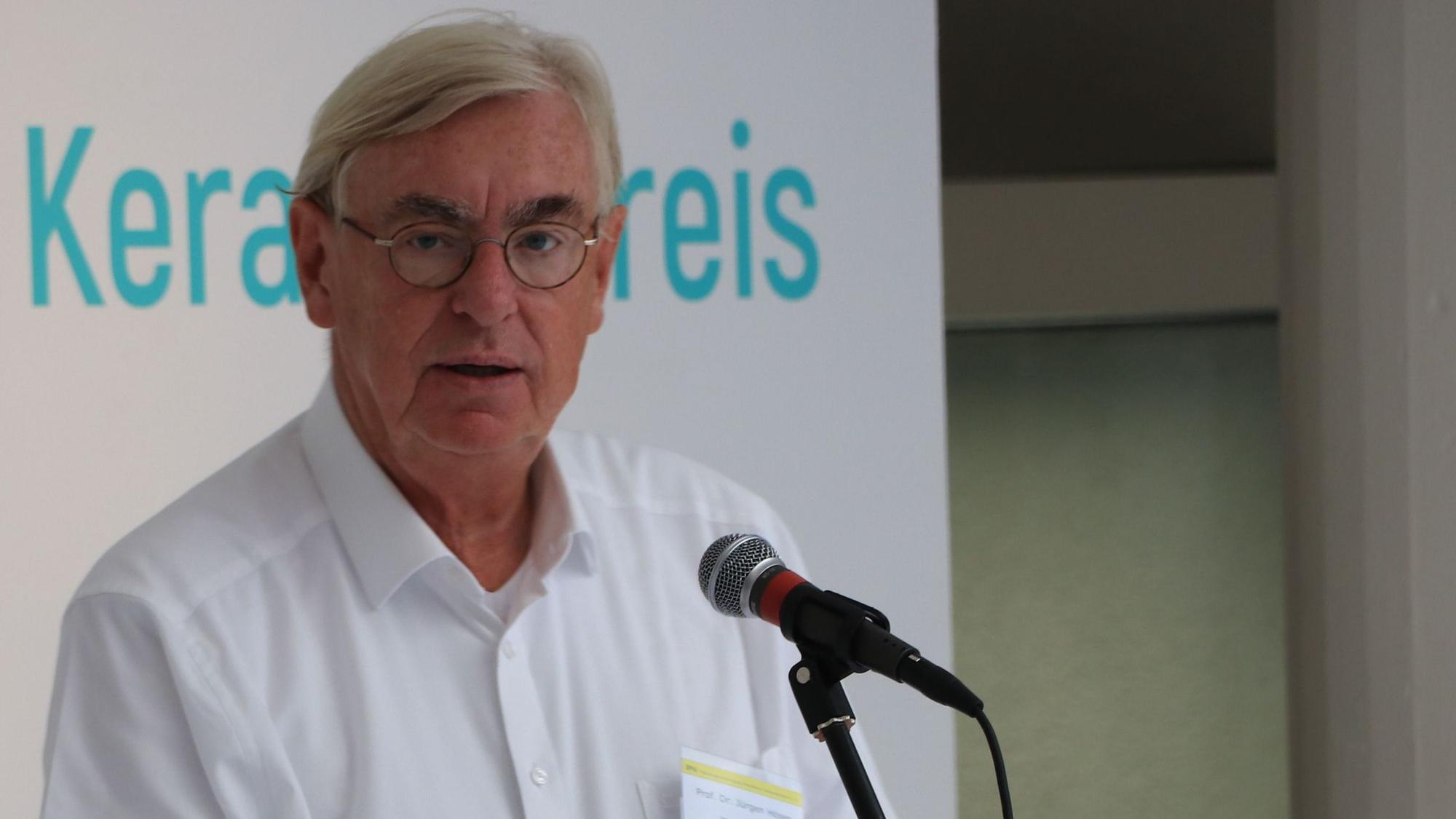 Das Foto zeigt Prof. Dr. Jürgen Höser. Er ist Vorsitzender der Interessenvereinigung Frechener Unternehmen (IFU).