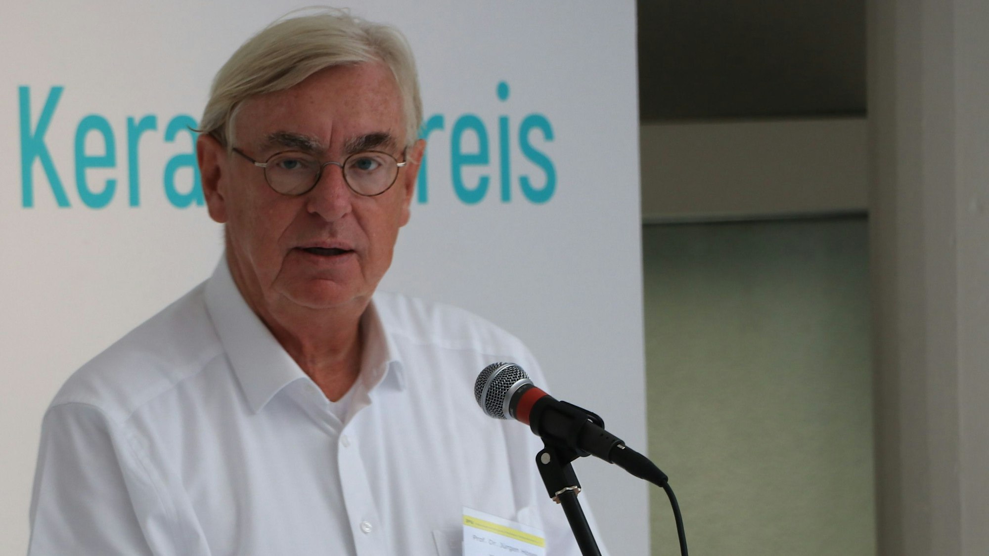 Das Foto zeigt Prof. Dr. Jürgen Höser. Er ist Vorsitzender der Interessenvereinigung Frechener Unternehmen (IFU).