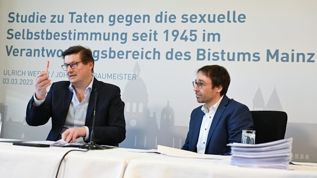 Die Rechtsanwälte Ulrich Weber (l) und Johannes Baumeister haben vor Beginn einer Pressekonferenz zu den Ergebnissen einer Studie zu sexuellem Missbrauch im Bistum Mainz Platz genommen.