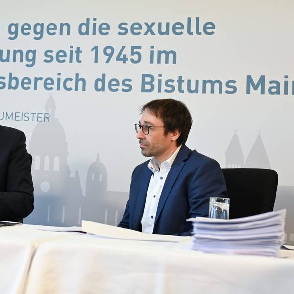 Die Rechtsanwälte Ulrich Weber (l) und Johannes Baumeister haben vor Beginn einer Pressekonferenz zu den Ergebnissen einer Studie zu sexuellem Missbrauch im Bistum Mainz Platz genommen.
