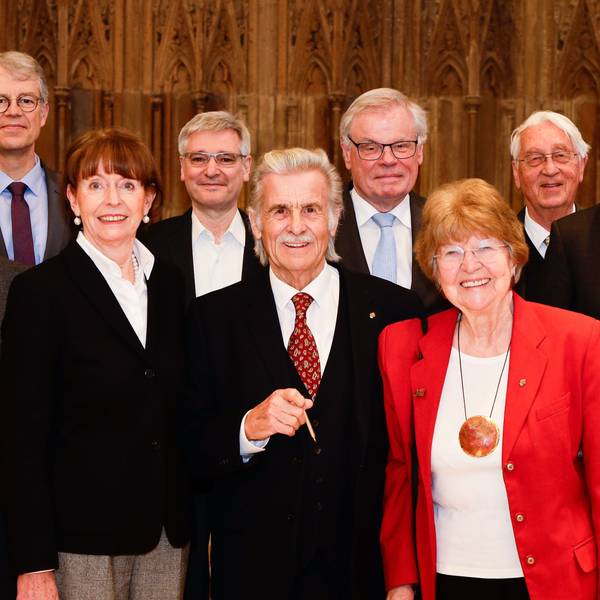 OB Reker mit einigen Mitgliedern des Vereins im Historischen Rathaus