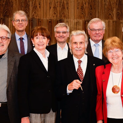 OB Reker mit einigen Mitgliedern des Vereins im Historischen Rathaus