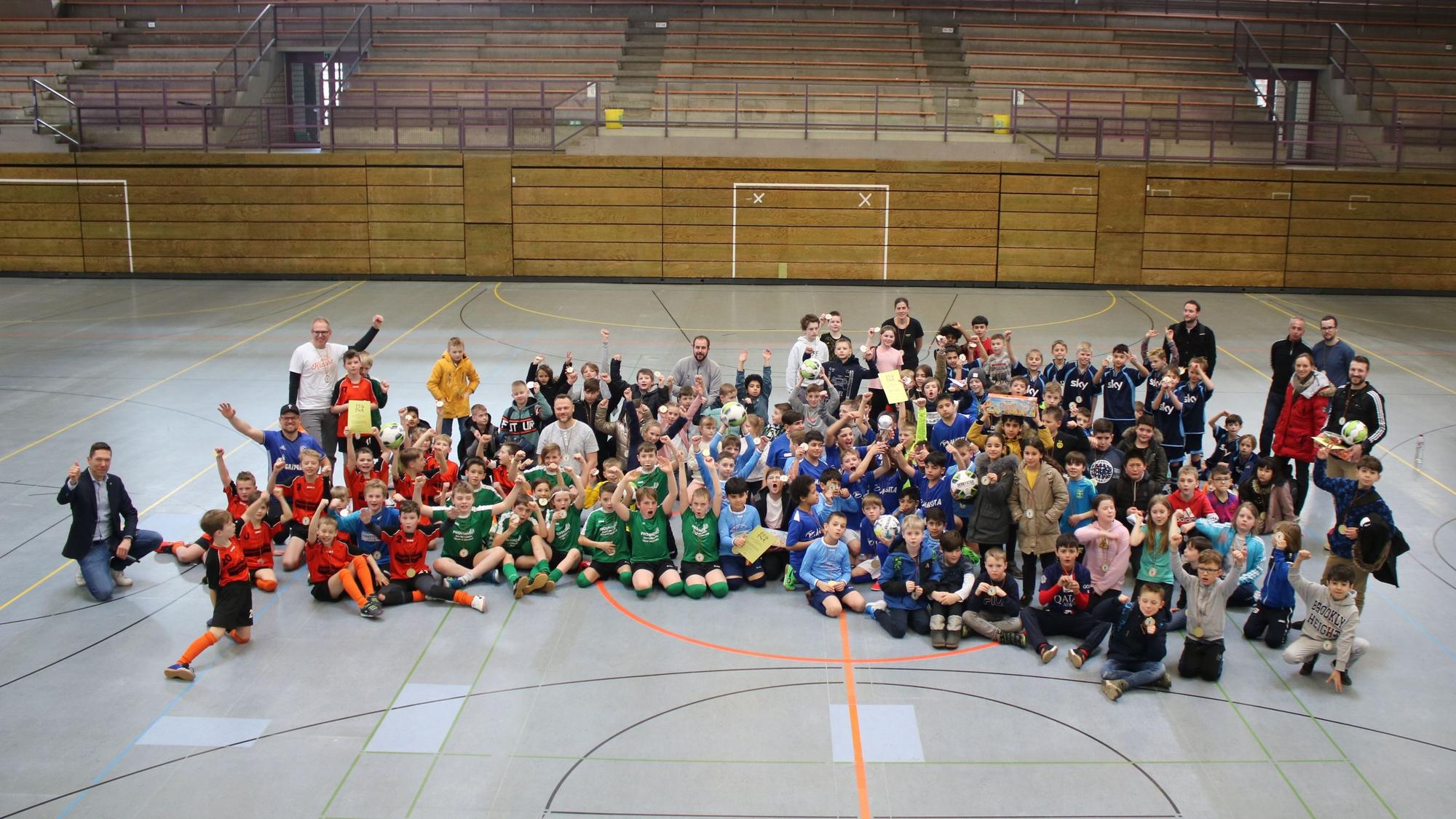 150 Grundschülerinnen und -schüler jubeln in der Eugen-Haas-Halle.