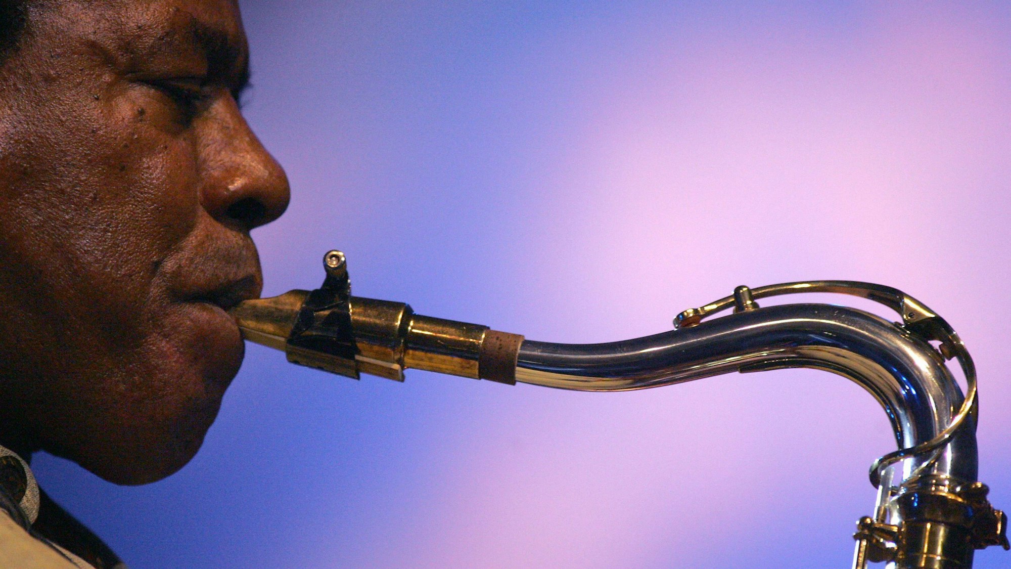 Auf diesem Archivfoto vom 13. August 2005 tritt der US-amerikanische Saxofonist Wayne Shorter während des Marciac Jazz Festivals in Marciac, Südfrankreich, auf. - Wayne Shorter, der als einer der größten amerikanischen Jazzkomponisten und einer der größten Risikofreudigen des Genres galt, ist tot. Er wurde 89 Jahre alt.