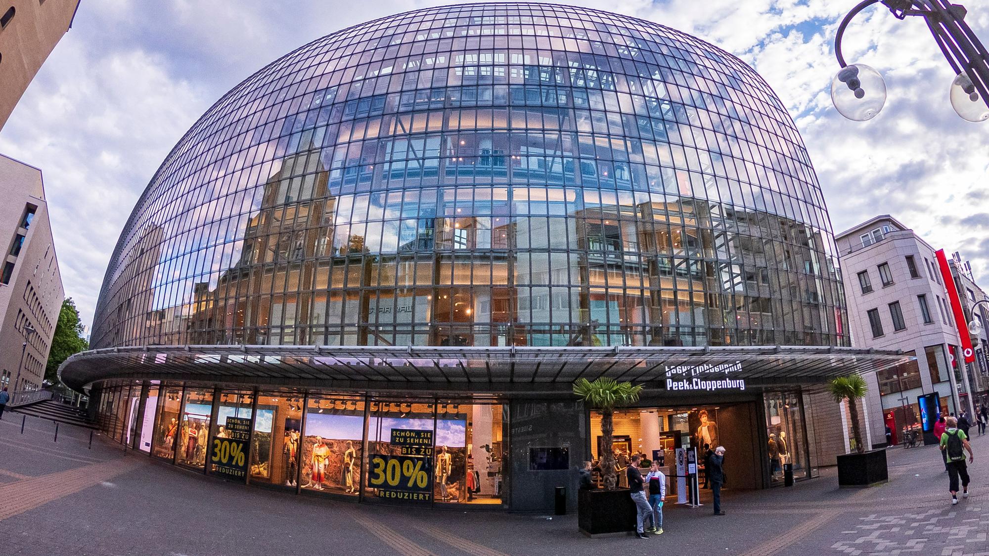 Markanter Bau mit Glaskuppel