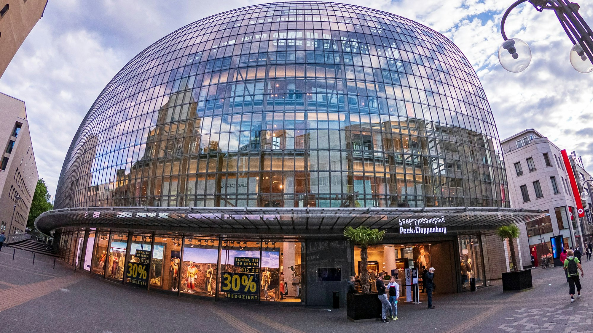 Markanter Bau mit Glaskuppel