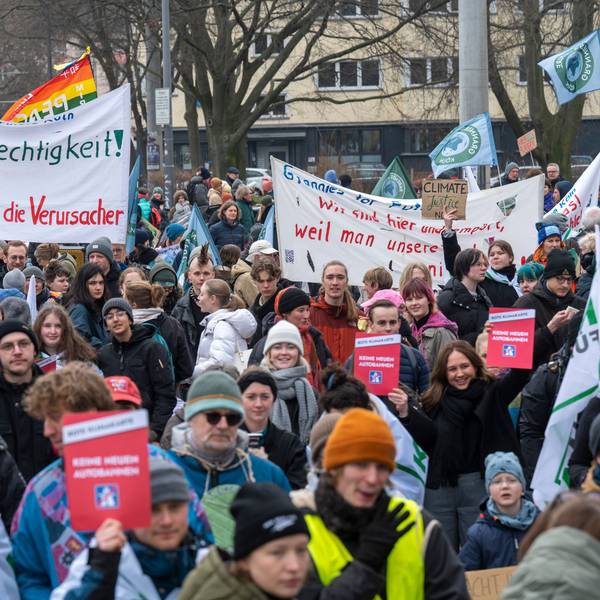 Demonstranten mit Bannern