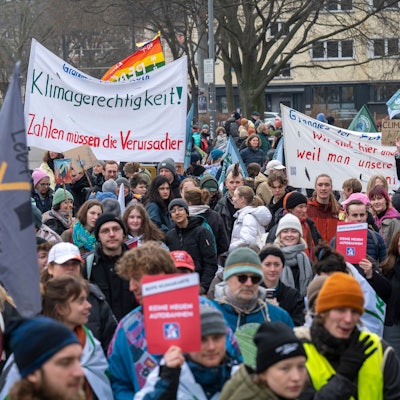 Demonstranten mit Bannern