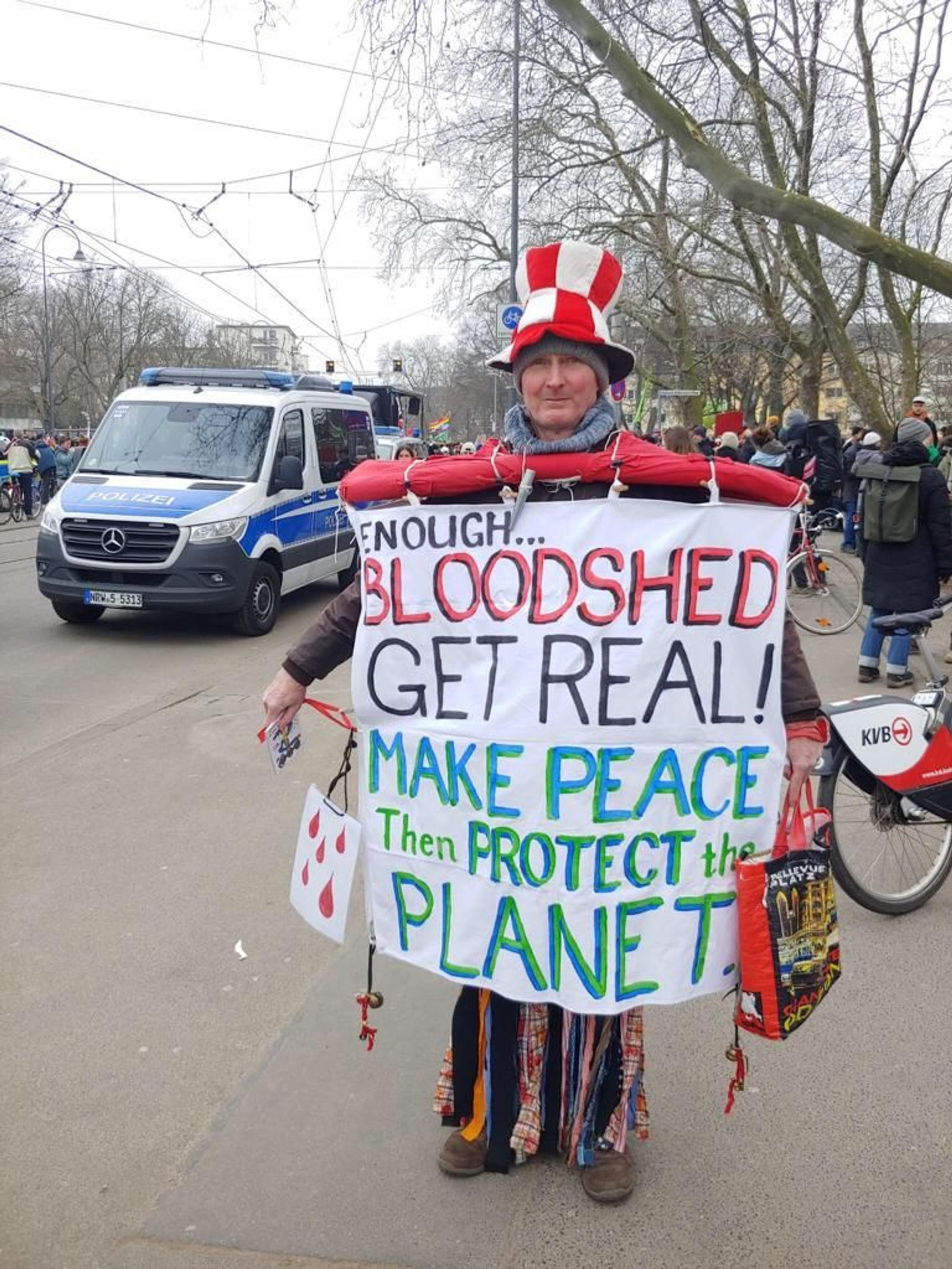 Ein Aktivist an den Uniwiesen in Köln