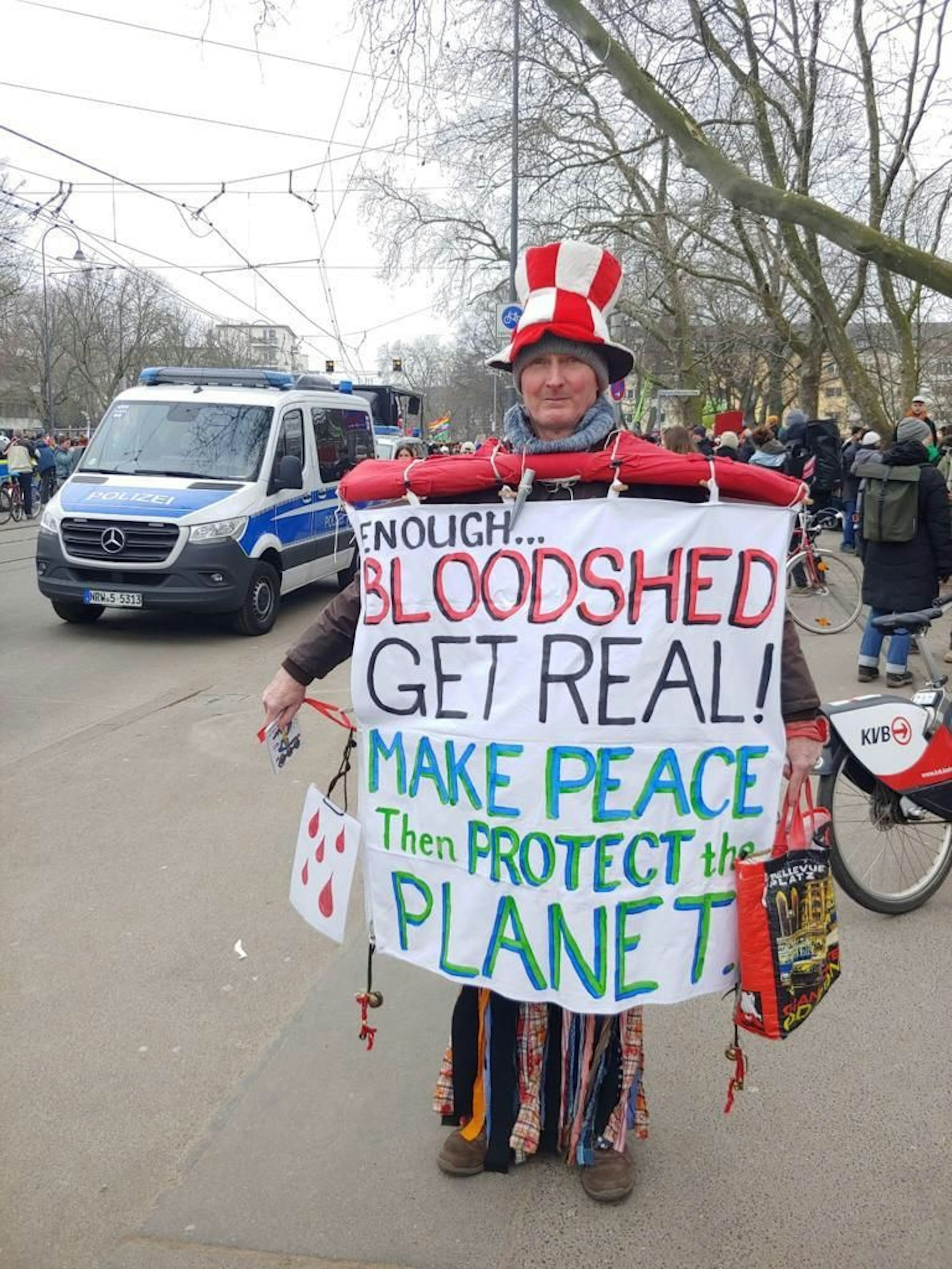 Ein Aktivist an den Uniwiesen in Köln