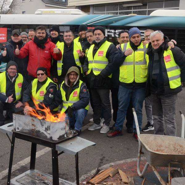 Streikende am RSVG Betriebshof Sieglar.