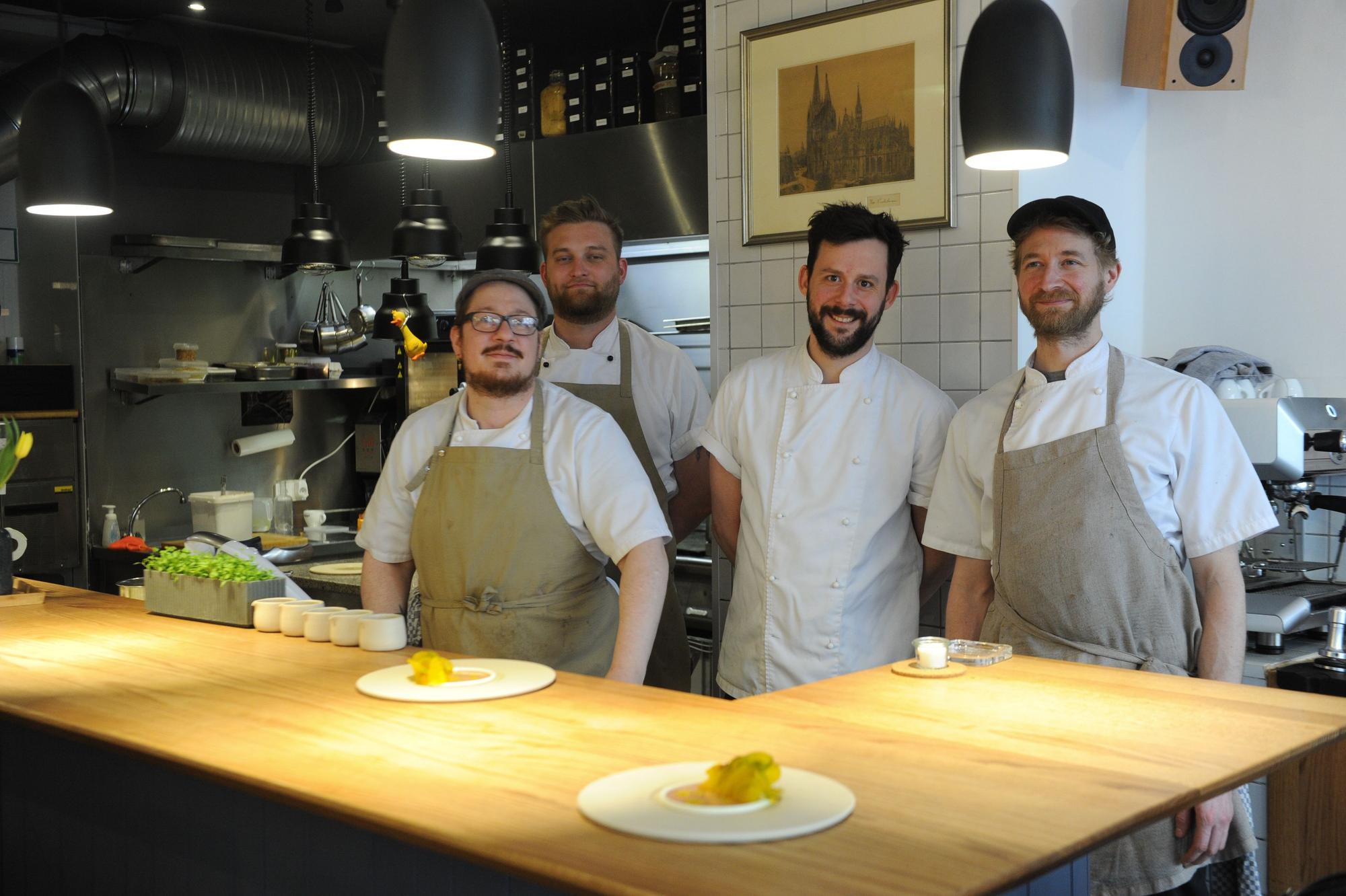 Küchenchef Enrico Sablotny mit Team in der Küche des Pottkind