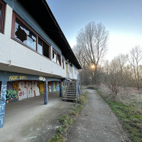 EIngeschlagene Scheiben, Graffiti – das Strandbad hat schon bessere Tage gesehen.