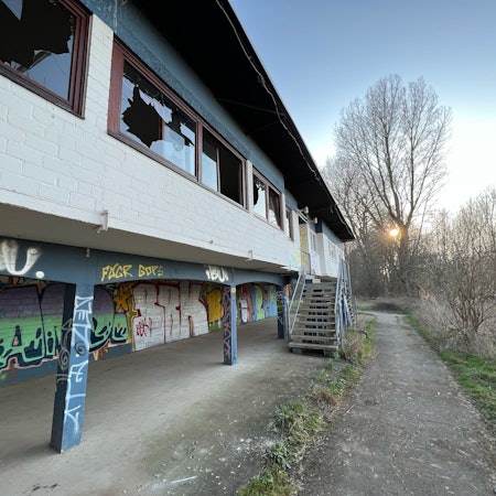 EIngeschlagene Scheiben, Graffiti – das Strandbad hat schon bessere Tage gesehen.