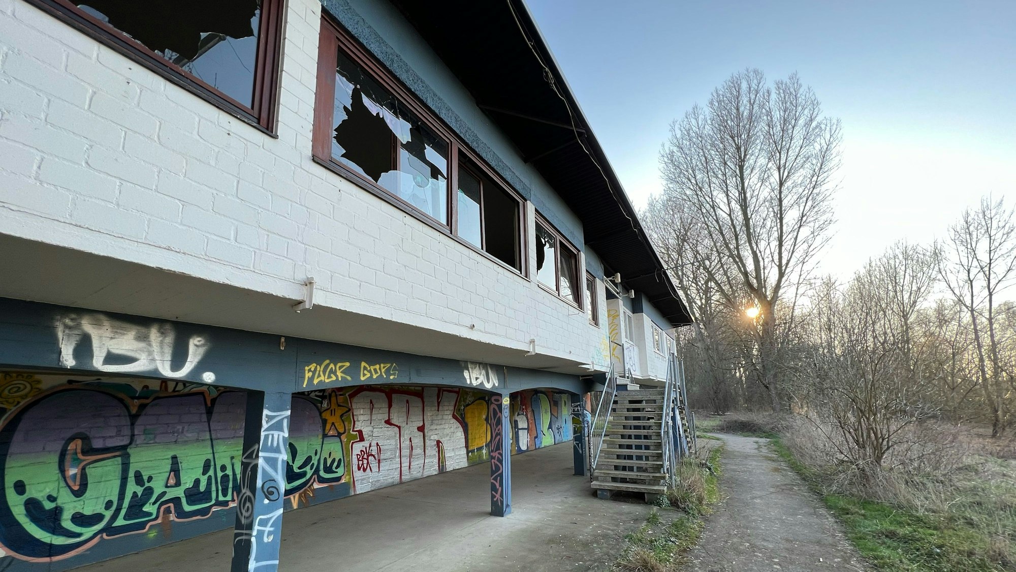 EIngeschlagene Scheiben, Graffiti – das Strandbad hat schon bessere Tage gesehen.