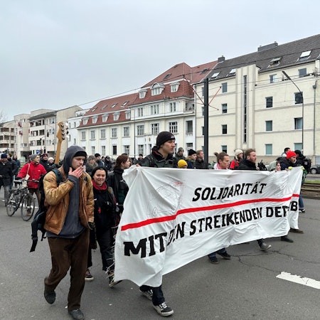 30 bis 40 vor allem junge Menschen zogen - begleitet von der Polizei - über die Amsterdamer Straße zum KVB-Betriebshof Nord in der Friedrich-Karl-Straße, dort stehen die Streikposten der KVB-Beschäftigen.