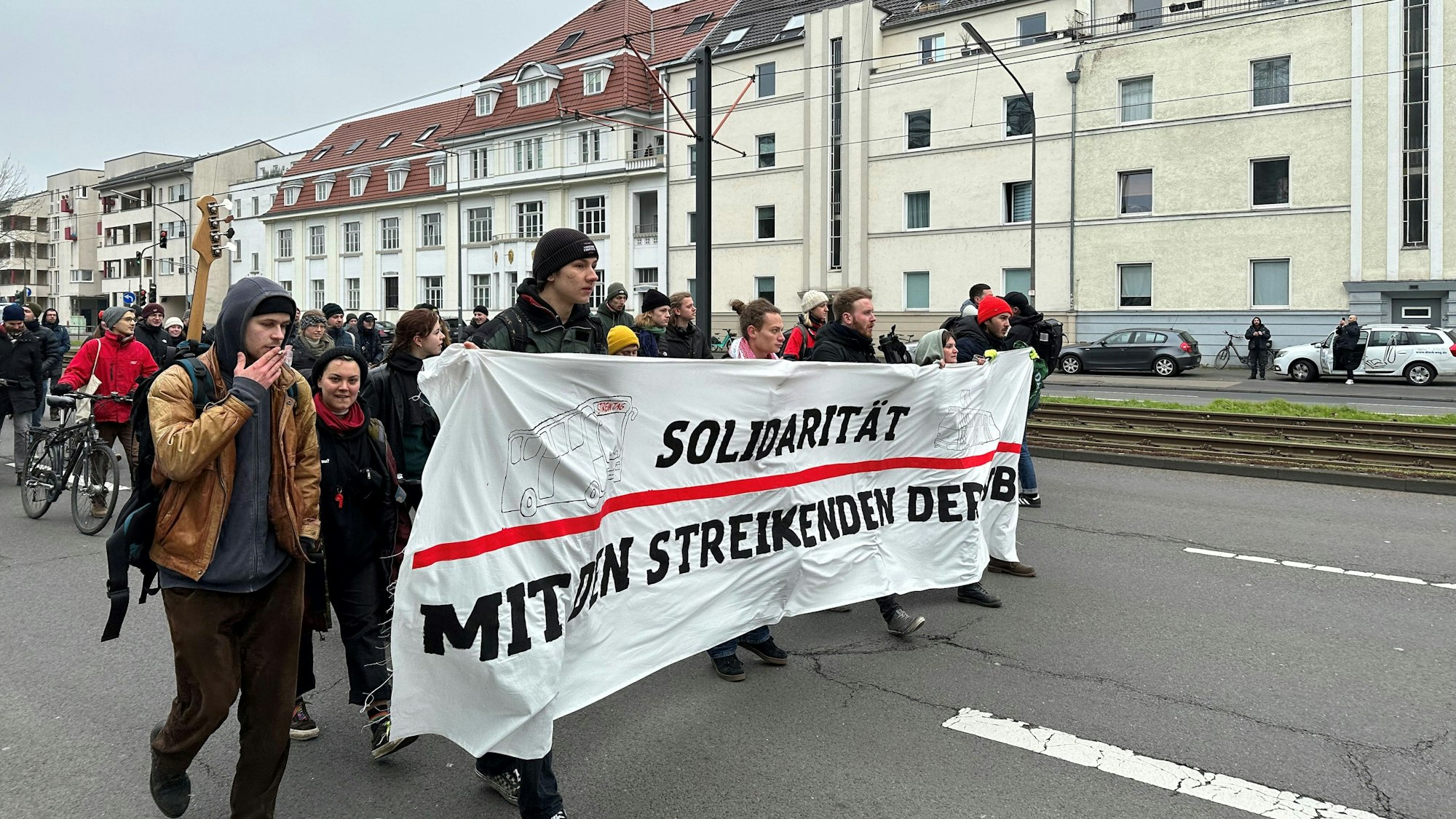 30 bis 40 vor allem junge Menschen zogen - begleitet von der Polizei - über die Amsterdamer Straße zum KVB-Betriebshof Nord in der Friedrich-Karl-Straße, dort stehen die Streikposten der KVB-Beschäftigen.