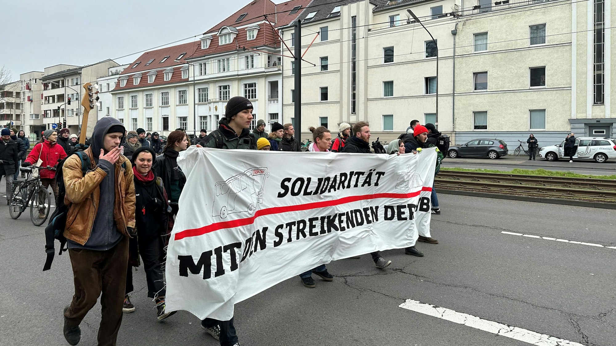30 bis 40 vor allem junge Menschen zogen - begleitet von der Polizei - über die Amsterdamer Straße zum KVB-Betriebshof Nord in der Friedrich-Karl-Straße, dort stehen die Streikposten der KVB-Beschäftigen.