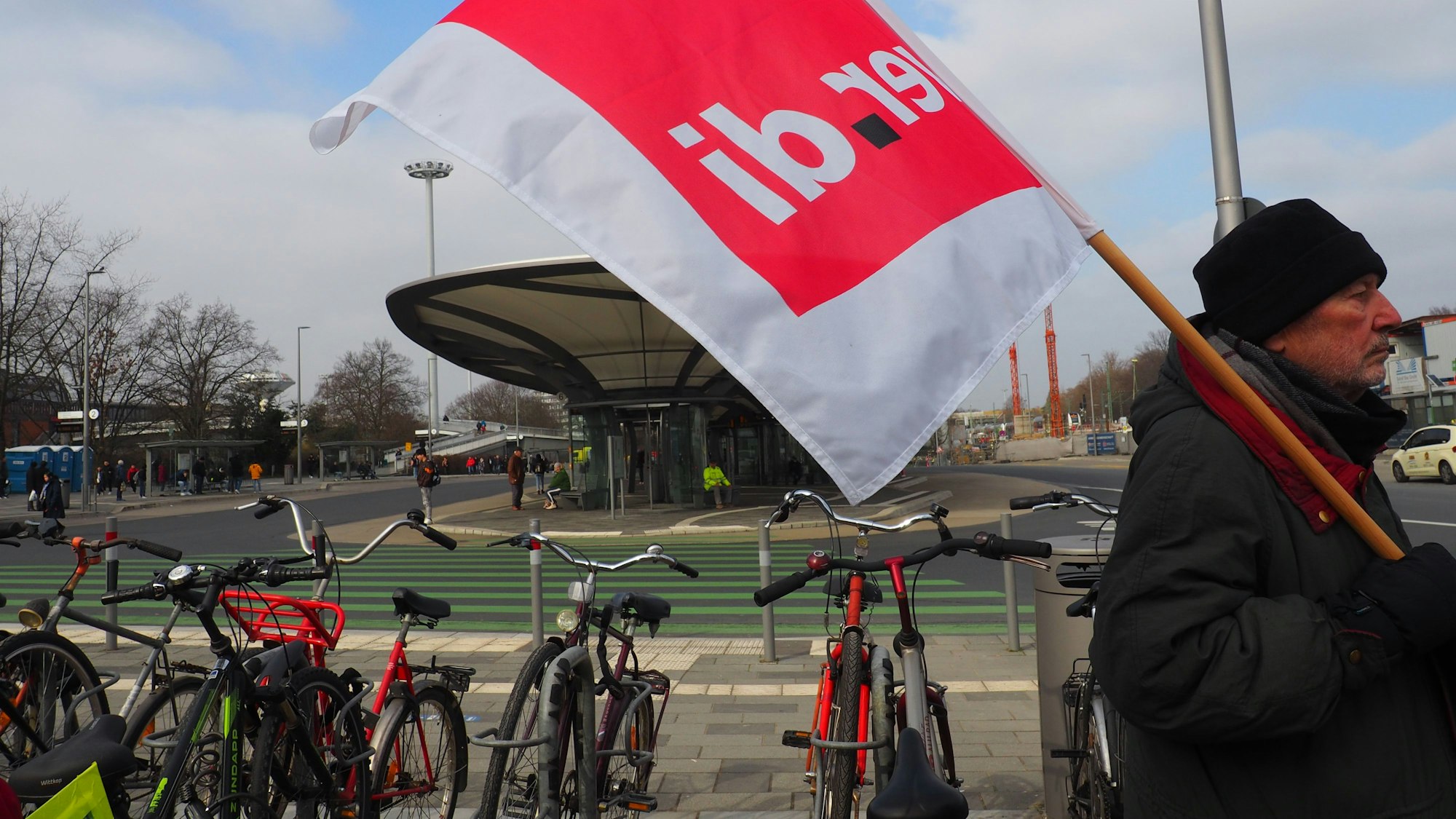 Wanrstreik Verdi ÖPNV und Globaler Klimastreik Parents for Future, Fridays for Future, BUND. Kundgebung am Busbahnhof in Wiesdorf.
