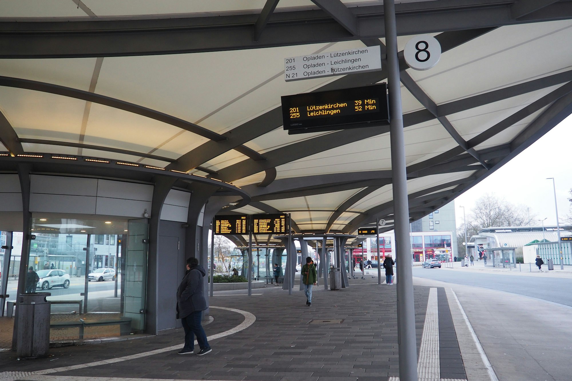 Eine Anzeige der Wartezeit am Busbahnhof in Wiesdorf. Die Wupsi fährt am 3. März 2023 nur eingeschränkt.
