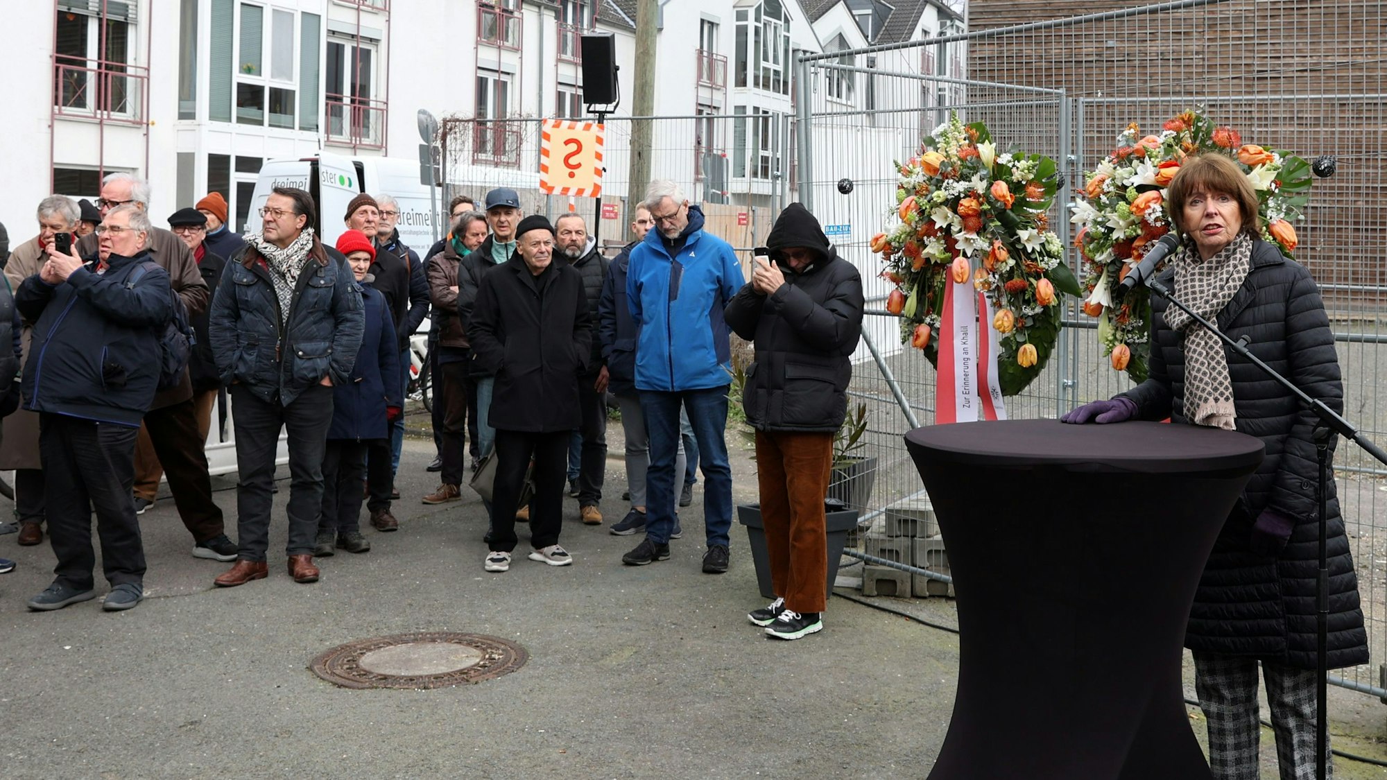 OB Reker am Mikro, links daneben Teilnehmer der Gedenkveranstaltung